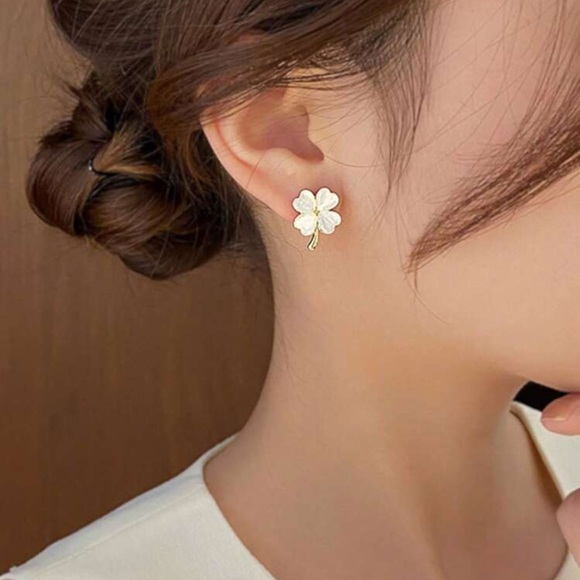 🌻
 Clover Earring 🍀 - Picture 3 of 4